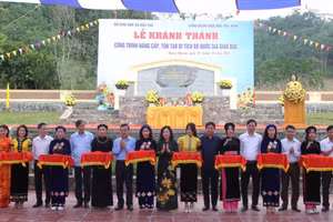 Các đại biểu cắt băng khánh thành công trình