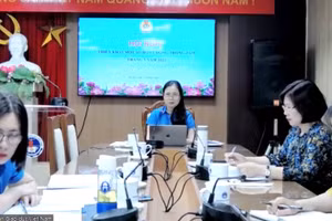 Bà Nguyễn Thị Bích Hợp - Phó chủ tịch Công đoàn Giáo dục Việt Nam chủ trì hội nghị