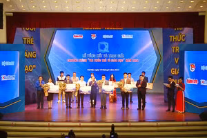 Các tác giả nhận giải thưởng Chương trình Tri thức trẻ vì giáo dục năm 2021.