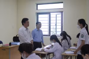 Thứ trưởng Nguyễn Hữu Độ kiểm tra công tác dạy học và ôn thi tốt nghiệp tại Trung tâm Giáo dục nghề nghiệp- Giáo dục thường xuyên huyện Hoài Đức