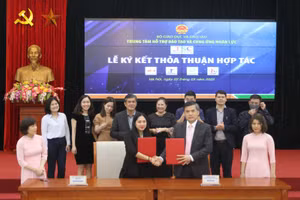 Các đại biểu dự lễ ký kết.