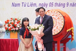 Thủ tướng Phạm Minh Chính chung vui cùng các em học sinh Trường Tiểu học Đoàn Thị Điểm nhân ngày khai trường