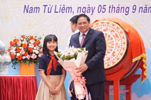 Thủ tướng Phạm Minh Chính chung vui cùng các em học sinh Trường Tiểu học Đoàn Thị Điểm nhân ngày khai trường