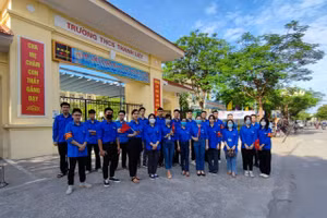 Các thầy cô giáo cùng lực lượng thanh niên tình nguyện xã Thanh Liệt hỗ trợ học sinh các ngày thi