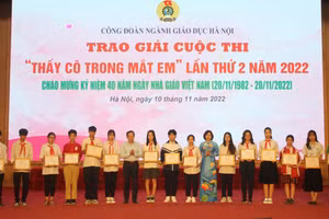 Lãnh đạo Công đoàn Giáo dục Việt Nam và Liên đoàn Lao động thành phố Hà Nội trao giải cho các nhóm tác giả