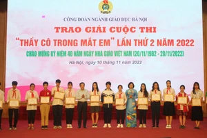 Lãnh đạo Công đoàn Giáo dục Việt Nam và Liên đoàn Lao động thành phố Hà Nội trao giải cho các nhóm tác giả