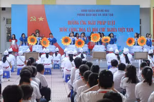 Chương trình Hưởng ứng ngày Pháp luật nước Cộng hòa xã hội Chủ nghĩa Việt Nam của Phòng GD&DDT quận Hoàng Mai