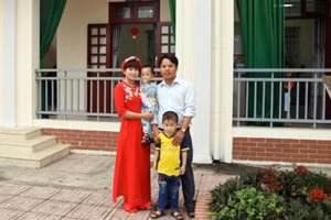 Vợ chồng cô Đỗ Thị Thơm trong dịp hiếm hoi anh về ăn Tết tại nhà