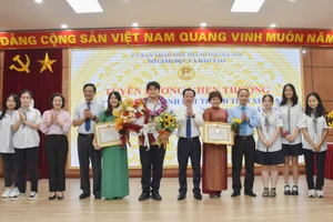 Lãnh đạo Sở Giáo dục và Đào tạo Hà Nội chúc mừng thành tích của thầy, trò Trường Trung học phổ thông chuyên Hà Nội - Amsterdam