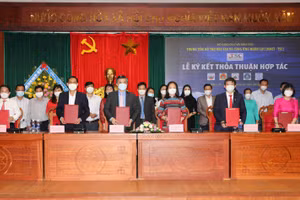 Các bên ký thỏa thuận hợp tác.