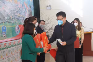 Ông Nguyễn Ngọc Ân tặng quà các trường học khó khăn trên địa bàn huyện Phù Yên.