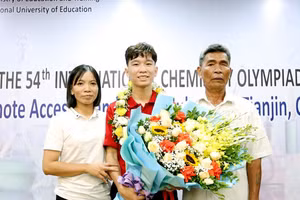 Trần Đức Minh cùng mẹ và ông ngoại