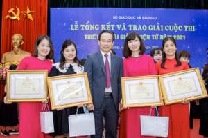 Các cô giáo trường Tiểu học Dịch Vọng A chụp ảnh lưu niệm với Thứ trưởng Bộ GD&ĐT Hoàng Minh Sơn tại lễ tổng kết và trao giải cuộc thi