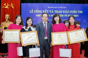 Các cô giáo trường Tiểu học Dịch Vọng A chụp ảnh lưu niệm với Thứ trưởng Bộ GD&ĐT Hoàng Minh Sơn tại lễ tổng kết và trao giải cuộc thi