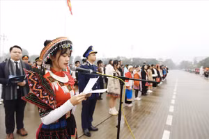 Dương Thu Trang thay mặt Đoàn báo công dâng Bác