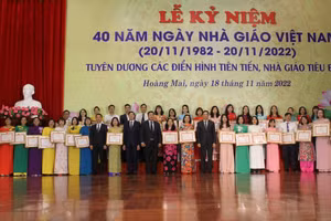 Lãnh đạo Sở GD&ĐT Hà Nội và quận Hoàng Mai tặng bằng khen cho các điển hình tiên tiến, nhà giáo tiêu biểu.