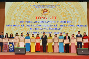 Lãnh đạo Sở GD&ĐT Hà Nội trao giải Nhất cho các giáo viên.