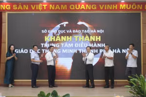 Các đại biểu thực hiện nghi thức khánh thành Trung tâm điều hành giáo dục thông minh thành phố Hà Nội