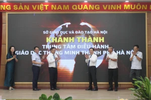 Các đại biểu thực hiện nghi thức khánh thành Trung tâm điều hành giáo dục thông minh thành phố Hà Nội