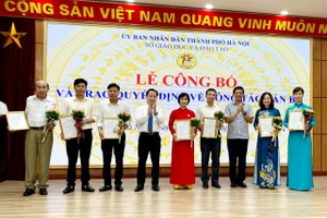 Lãnh đạo Sở GD&ĐT Hà Nội trao quyết định nghỉ hưu, bổ nhiệm, bổ nhiệm lại cho 7 cán bộ quản lý trường công lập