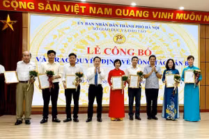Lãnh đạo Sở GD&ĐT Hà Nội trao quyết định nghỉ hưu, bổ nhiệm, bổ nhiệm lại cho 7 cán bộ quản lý trường công lập