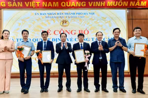 Giám đốc Sở GD&ĐT Hà Nội trao quyết định bổ nhiệm các trưởng phòng, phó phòng.