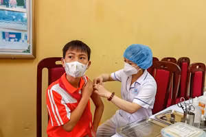 Học sinh huyện Sóc Sơn tiêm vắc xin chiều 16/4.