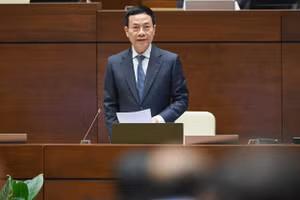 Bộ trưởng Bộ Thông tin và truyền thông Nguyễn Mạnh Hùng phát biểu về vấn đề chất vấn.