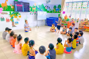 Cô - trò Trường Mầm non Việt Anh (Trà Vinh). Ảnh: Internet.