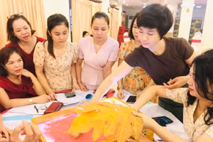 Cô Phạm Thị Hiền (thứ hai từ phải qua trái) – Phó Hiệu trưởng Trường Mầm non Tân Sơn (TP Thanh Hóa) cùng các học viên tại Khóa Tập huấn, bồi dưỡng giáo viên, cán bộ quản lý cốt cán mầm non 