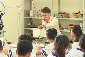 Thầy giáo Lê Thanh Liêm giới thiệu cho học sinh về sản phẩm nghiên cứu, sáng tạo của mình