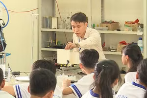 Thầy giáo Lê Thanh Liêm giới thiệu cho học sinh về sản phẩm nghiên cứu, sáng tạo của mình