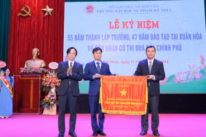 Thứ trưởng Bộ GD&ĐT Nguyễn Văn Phúc (ngoài cùng bên phải) trao Cờ thi đua của Chính phủ cho đại diện lãnh đạo Trường ĐH Sư phạm Hà Nội 2