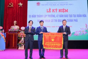 Thứ trưởng Bộ GD&ĐT Nguyễn Văn Phúc (ngoài cùng bên phải) trao Cờ thi đua của Chính phủ cho đại diện lãnh đạo Trường ĐH Sư phạm Hà Nội 2