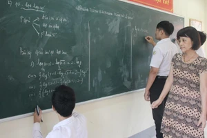 Cô - trò Trường THPT Số 1 TP Lào Cai. Ảnh: TG