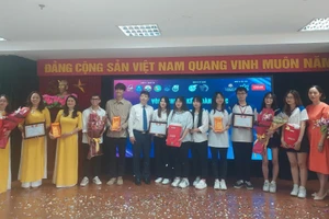 Ban tổ chức trao giải và tặng quà cho 3 đội đạt giải Nhất tại cuộc thi.