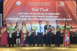 TS Lê Mạnh Hùng – Hiệu trưởng Trường ĐH Công đoàn tặng hoa chúc mừng các cán bộ, giảng viên Khoa Quản trị kinh doanh đã có thời gian công tác trên 20 năm tại Khoa.