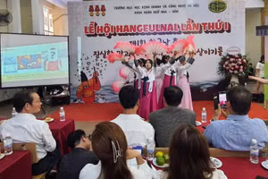 Một tiết mục văn nghệ mang đậm bản sắc văn hóa của Hàn Quốc do sinh viên của Trường ĐH Kinh doanh và Công nghệ Hà Nội biểu diễn.