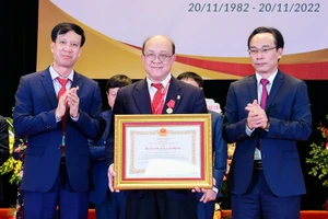 PGS. Huỳnh Quyết Thắng - Hiệu trưởng Trường Đại học Bách khoa Hà Nội - vinh dự nhận Huân chương Lao động hạng Nhì.