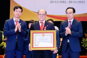 PGS. Huỳnh Quyết Thắng - Hiệu trưởng Trường Đại học Bách khoa Hà Nội - vinh dự nhận Huân chương Lao động hạng Nhì.