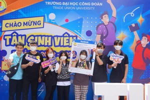 Tân sinh viên Trường ĐH Công đoàn trong ngày nhập học.