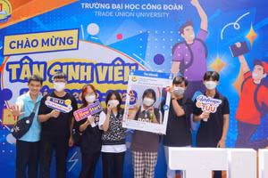 Tân sinh viên Trường ĐH Công đoàn trong ngày nhập học.