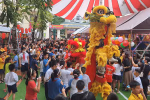 Học sinh Trường tiểu học Vĩnh Tuy tham gia múa lân trong ngày hội Tết trung thu