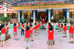 Cô - trò Trường Mầm non Nhân Mỹ (Lý Nhân, Hà Nam).