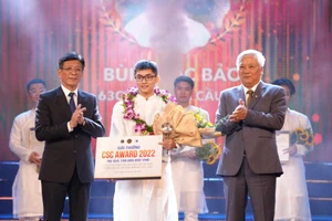 Sinh viên Bùi Quốc Bảo vinh dự là chủ nhân Giải thưởng CSC Award lần thứ 10 năm 2022 trị giá 150 triệu đồng. 