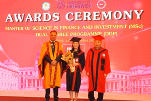 PGS.TS Nguyễn Trọng Cơ - Giám đốc Học viện Tài chính và đại diện Trường ĐH Greenwich (Vương quốc Anh) trao bằng tốt nghiệp cho tân thạc sĩ