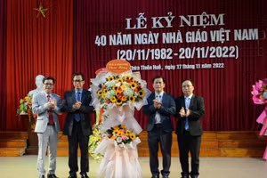 Ông Nguyễn Văn Phương - Chủ tịch UBND tỉnh Thừa Thiên Huế tặng hoa chúc mừng Trường ĐH Sư phạm (ĐH Huế).