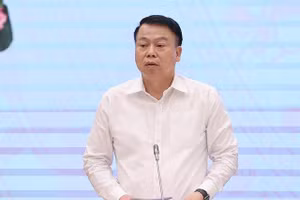 Thứ trưởng Bộ Tài chính Nguyễn Đức Chi trả lời các câu hỏi của báo chí 