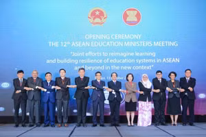 Phó Thủ tướng Chính phủ Vũ Đức Đam và Bộ trưởng, phụ trách giáo dục 10 nước ASEAN chụp ảnh lưu niệm tại lễ khai mạc hội nghị Bộ trưởng Giáo dục ASEAN lần thứ 12.