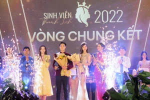 Cặp đôi nam vương và hoa khôi tại Cuộc thi sinh viên thanh lịch năm 2022.